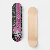 Creepy Girl Skull met Roze Bow op Black Damask Skateboard (Voorkant)
