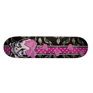 Creepy Girl Skull met Roze Bow op Black Damask Skateboard