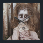 Creepy Gothic Porcelain Doll Victoriaans Gothic Vierkante Klok<br><div class="desc">Op zoek naar een design dat uniek gotisch en griezelig is met een scharnier van vrouwen? Kijk niet verder dan dit verlaten Victoriaans pop-ontwerp,  dat perfect is voor gothics,  emos en mensen die Halloween vieren! Dit afbeelding is te vinden op: https://pixabay.com/en/doll-creepy-spooky-horror-626790/.</div>