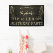 Creepy Hair Skull RIP naar haar 20s Birthday Welco Spandoek (Insitu)