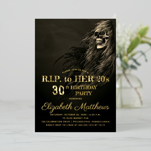 Creepy Hair Skull RIP naar haar 20s-feest Folie Uitnodiging (Staand Voorkant)