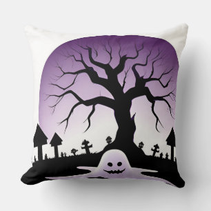 Creepy Halloween-scène met geest en kale boom Kussen