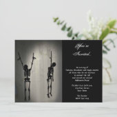 Creepy Hanging Skeletons op een Wall Halloween Par Kaart (Staand voorkant)