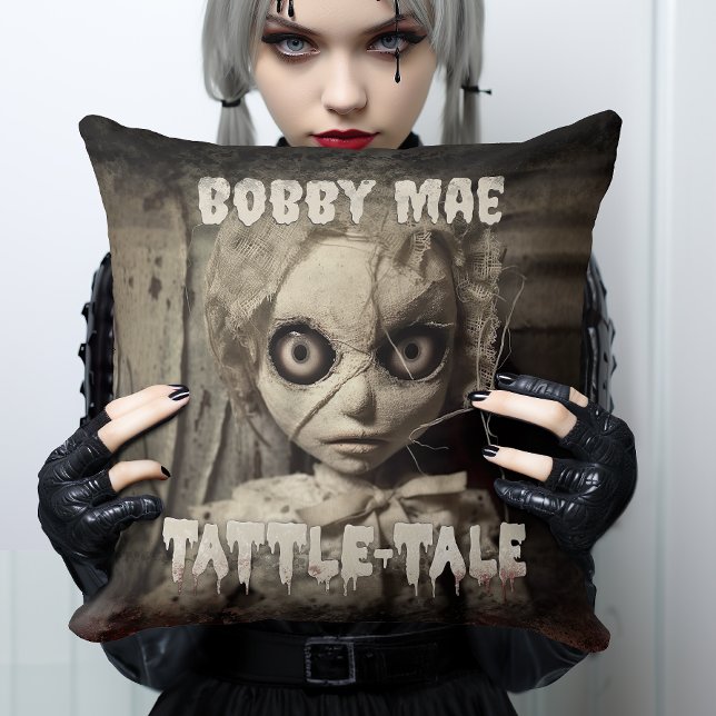 Creepy Haunted Doll - Horrorfilm Kussen (Get ready to get creeped-out with this taunting evil doll pillow, ideal for a creepy bedroom corner.)