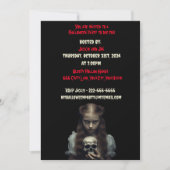 Creepy jonge meisje met schedel Halloween Party Kaart (Voorkant)