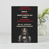 Creepy jonge meisje met schedel Halloween Party Kaart (Staand voorkant)