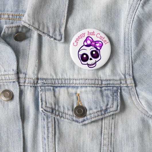 "Creepy, maar Cute!" Kawaii Button Pin (In situ)