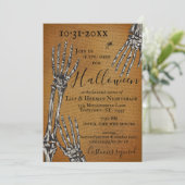 Creepy Skeleton Hands Halloween Party Invitation Kaart (Staand voorkant)