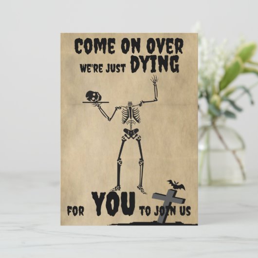 Creepy Skeleton Spooktacular Halloween Party Kaart (Staand voorkant)