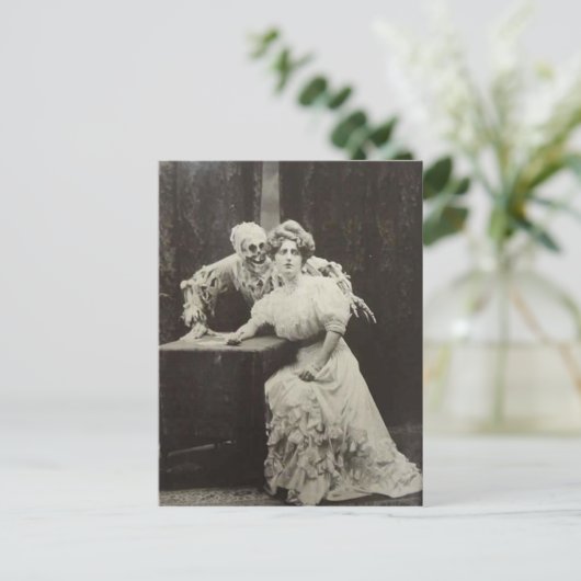 Creepy  Victoriaans Vrouw met Skelet Briefkaart (Staand voorkant)