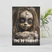 Creepy Voodoo Doll Volwassen Halloween Party Kaart (Staand voorkant)