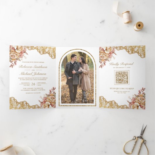 Crème Bloemen Goud Kant QR Code Foto Bruiloft Drieluik Uitnodiging (Binnen)