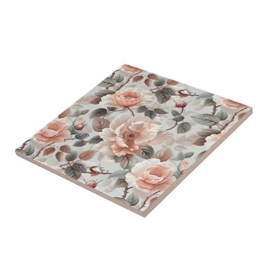 Crème bloemen met grijze bladeren op een lichtgrij tegeltje (Zijkant)