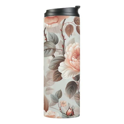 Crème bloemen met grijze bladeren op een lichtgrij thermosbeker (Gedraaid links)