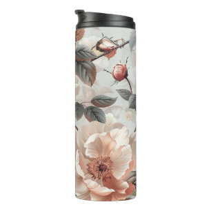 Crème bloemen met grijze bladeren op een lichtgrij thermosbeker