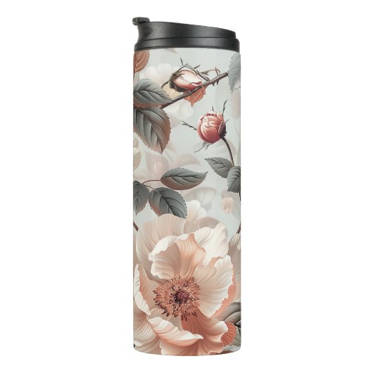 Crème bloemen met grijze bladeren op een lichtgrij thermosbeker (Geroteerd rechts)