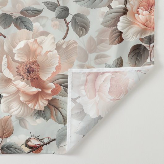 Crème bloemen met grijze bladeren op een lichtgrij wandkleed (Detail)