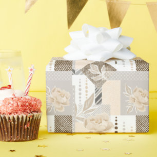 Crème bloemen op wit cadeaupapier