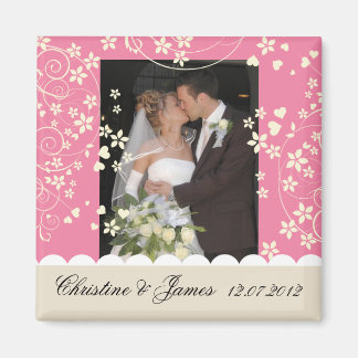 Crème bloemetjes op roze magneet, met je foto magneet