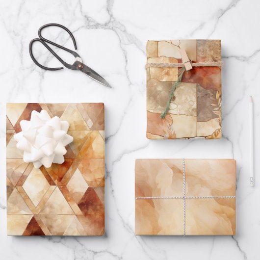 Crème Bourgogne Rood Goud Driehoeken Kerstmis Inpakpapier Vel (Voorkant)