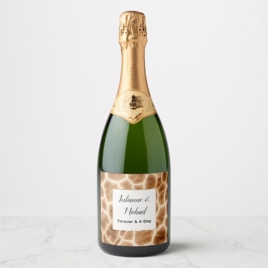 Crème Bruin Giraffe Dier Safari Bruiloft Sparkling Wijnetiket (Voorkant)