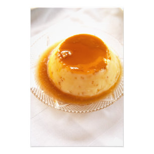 Crème caramel soort pudding met karamel foto afdruk