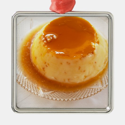 Crème caramel soort pudding met karamel metalen ornament (Voorkant)