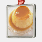 Crème caramel soort pudding met karamel metalen ornament (Links)