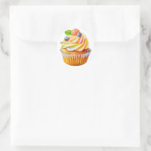 Crème cupcake met bessen verjaardag ronde sticker (Tas)