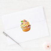 Crème cupcake met bessen verjaardag ronde sticker (Envelop)