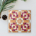 Crème en Bourgogne Rood Symmetrische Geometrische Tegeltje<br><div class="desc">Deze keramische tegel heeft een symmetrisch geometrisch ontwerp dat zowel ingewikkeld als fascinerend is. Het ontwerp wordt gekenmerkt door langwerpige S-vormige elementen in een rijke bordeaux kleur, verweven met abstracte vormen in een rustgevende crèmetint. Deze elementen worden geplaatst tegen een terracotta gekleurde achtergrond, die dient om het ontwerp te benadrukken...</div>