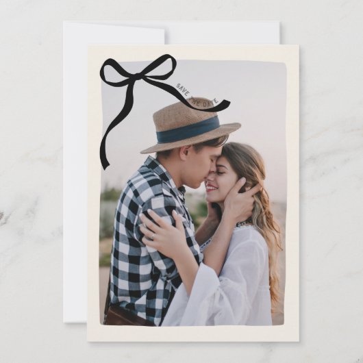 Crème en zwarte grillige hand getrokken auto save the date (Achterkant)