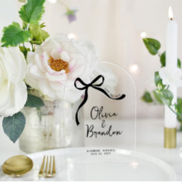 Crème en zwarte grillige hand getrokken boog acryl uitnodigingen