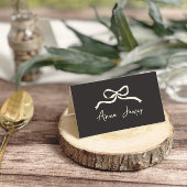 Crème en zwarte grillige hand getrokken boog plaatskaartje