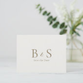 Crème Gouden Monogram Trouwen Save the Date Briefkaart (Staand voorkant)