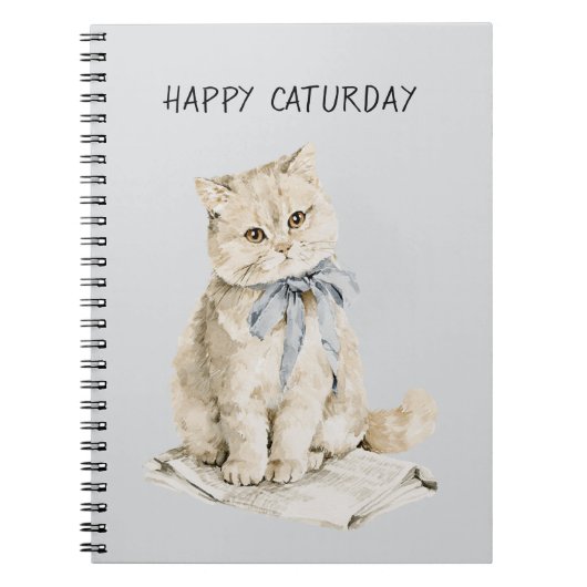 Crème Kat Blauwe Strik Caturday Notitieboek (Voorkant)