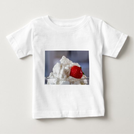 crème met aardbeien in een glazen kom (Voorkant)