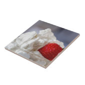 crème met aardbeien in een glazen kom tegeltje (Zijkant)