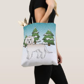 Crème Mini Goldendoodle Hond In Een Winterbos Tote Bag (Dichtbij)