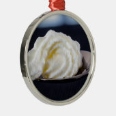 crème op het macroconcept van de lepel metalen ornament (Rechts)