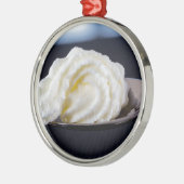 crème op het macroconcept van de lepel metalen ornament (Links)