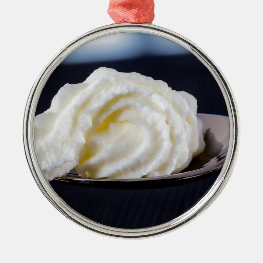crème op het macroconcept van de lepel metalen ornament (Voorkant)