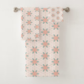 Crème, Perzik en Sage Green boho bloempatroon Bad Handdoek (Insitu)