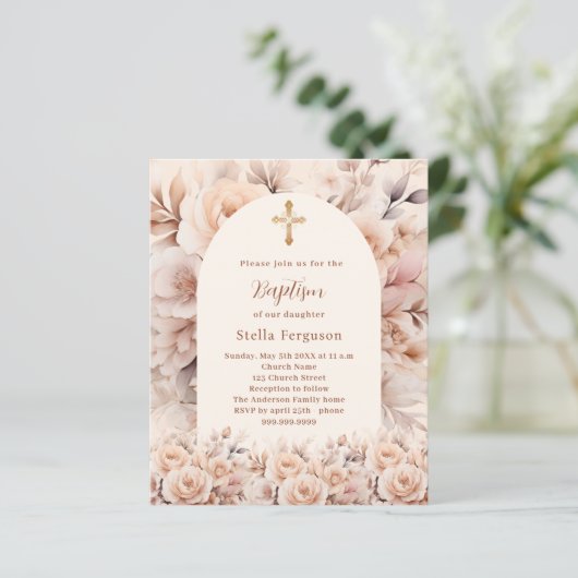Crème perzik rozen bloemen boog doopuitnodiging (Staand voorkant)