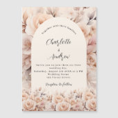 Crème perzik rozen bloemen boog luxe bruiloft magnetische uitnodiging (Voorkant)