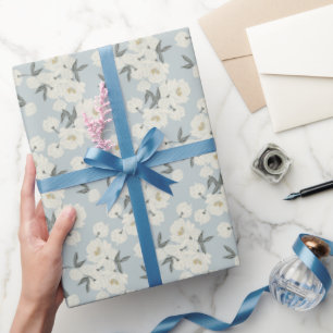 Crème Pioenbloemen op Lichtblauwe Achtergrond Cadeaupapier
