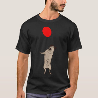 Crème pug die opspringt om een rode ballon te vang t-shirt