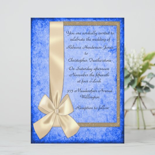 Crème Ribbon over blauwe bruiloft Kaart (Staand voorkant)
