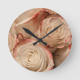 Crème & Rode Getipte Rozen Ronde Acryl Wandklok