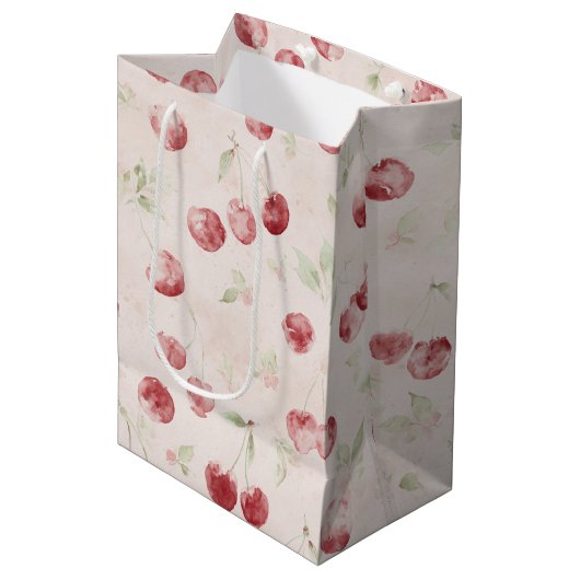 Crème Rode Kersen Verjaardag Medium Cadeauzakje (Voorkant Gekanteld)